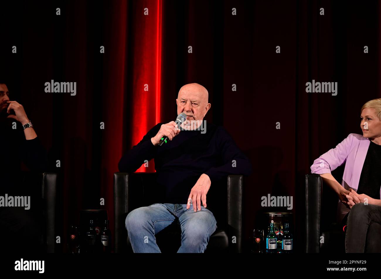 Hans-Jürgen „Hansi“ Kreische bei 70 Jahre Dynamo Dresden - Schwarz Gelb Podcast & Geburtstags-LIVE Talk im Filmtheater Schauburg. Dresden, 12.04.2023 Stockfoto