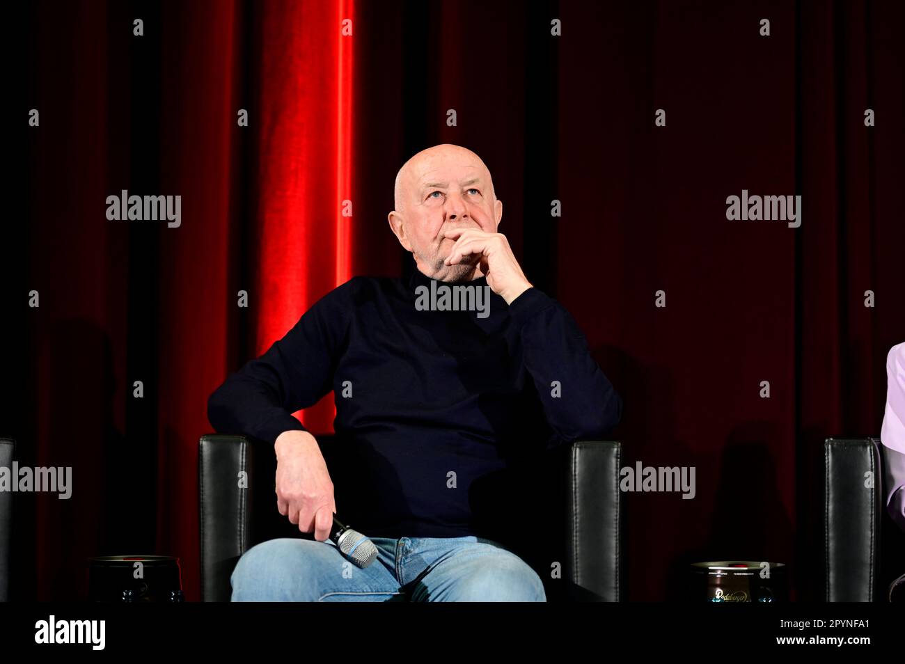 Hans-Jürgen „Hansi“ Kreische bei 70 Jahre Dynamo Dresden - Schwarz Gelb Podcast & Geburtstags-LIVE Talk im Filmtheater Schauburg. Dresden, 12.04.2023 Stockfoto