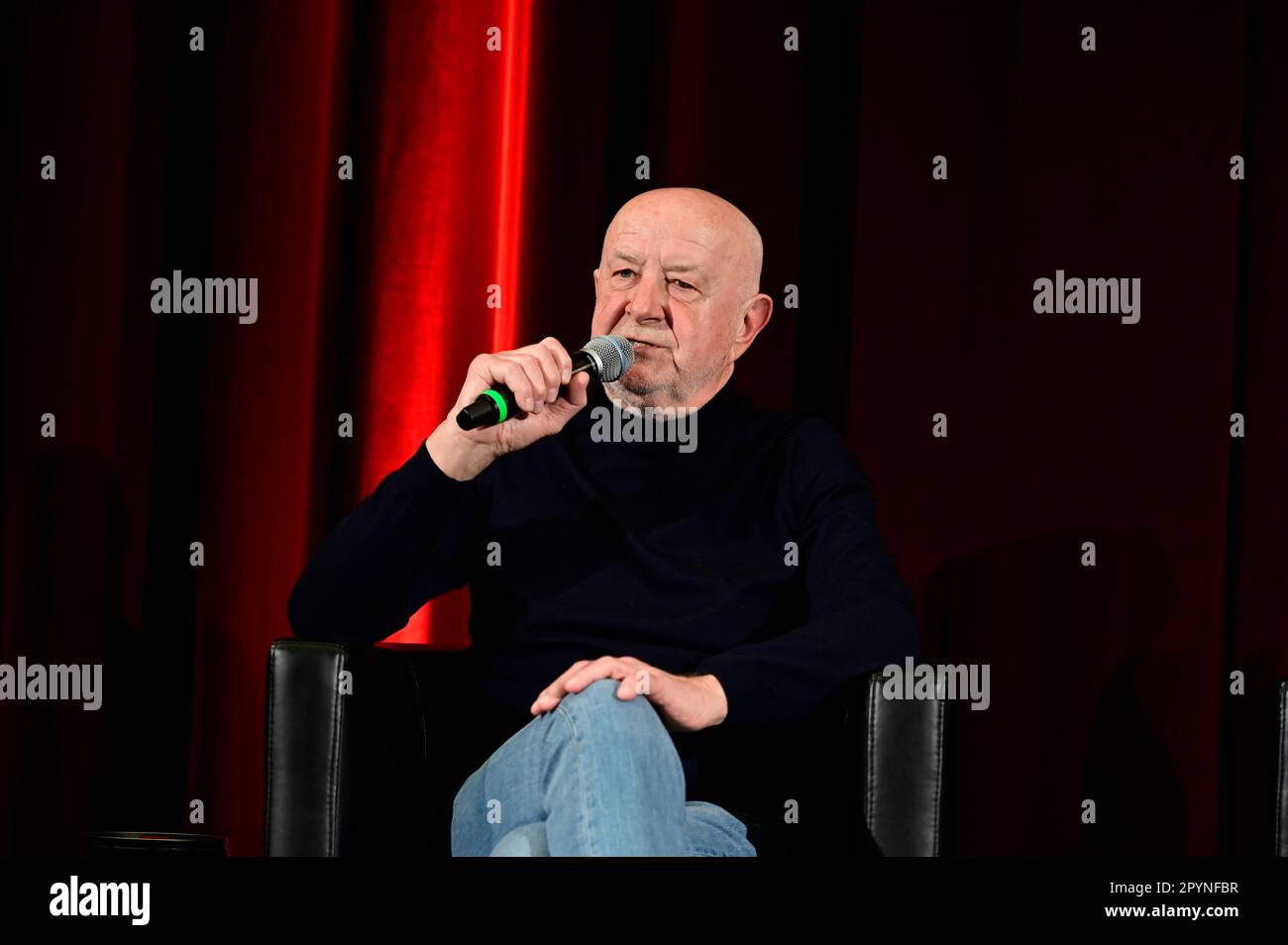 Hans-Jürgen „Hansi“ Kreische bei 70 Jahre Dynamo Dresden - Schwarz Gelb Podcast & Geburtstags-LIVE Talk im Filmtheater Schauburg. Dresden, 12.04.2023 Stockfoto