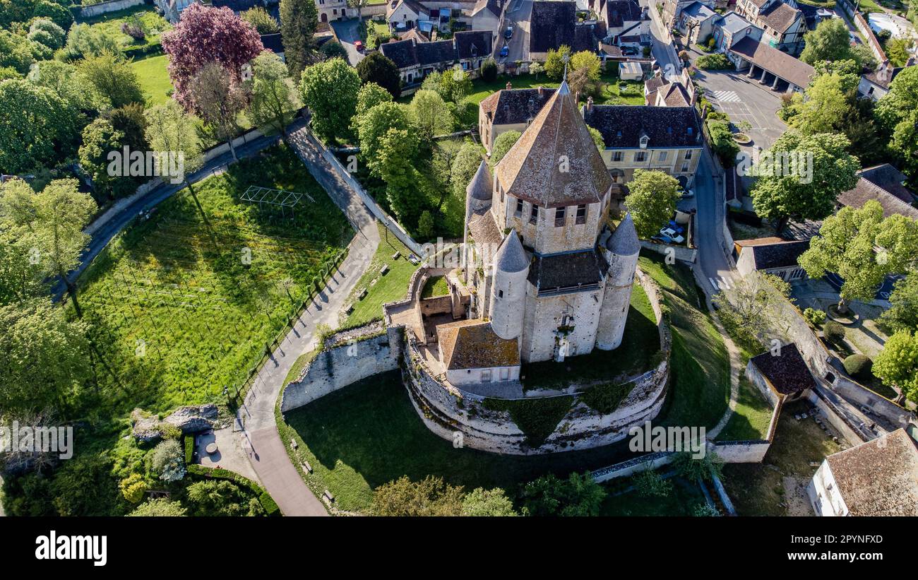 Luftaufnahme der Tour César („Caesar Tower“) in Provins, einer mittelalterlichen Stadt in seine et Marne, Frankreich - achteckiger Kerker mit einer quadratischen Basis oben auf Stockfoto