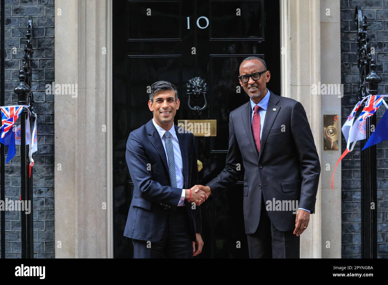 London, Großbritannien. 04. Mai 2023. Rishi Sunak, britischer Premierminister, heißt Paul Kagame, den Präsidenten Ruandas, heute Nachmittag in der Downing Street 10 willkommen. Kredit: Imageplotter/Alamy Live News Stockfoto