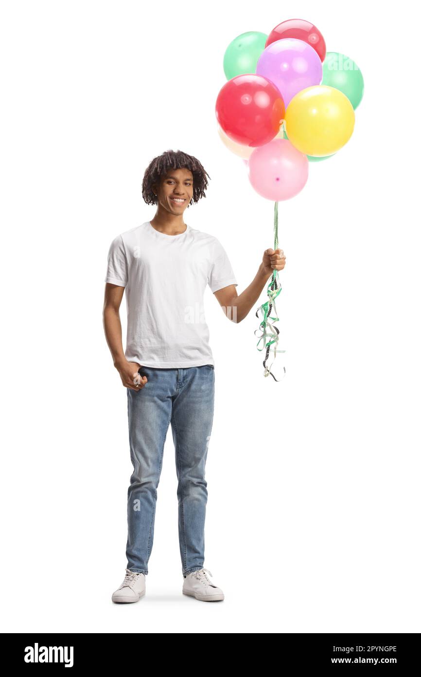 Das ganze Porträt eines jungen afroamerikanischen Mannes, der lächelt und einen Haufen Ballons hält, isoliert auf weißem Hintergrund Stockfoto