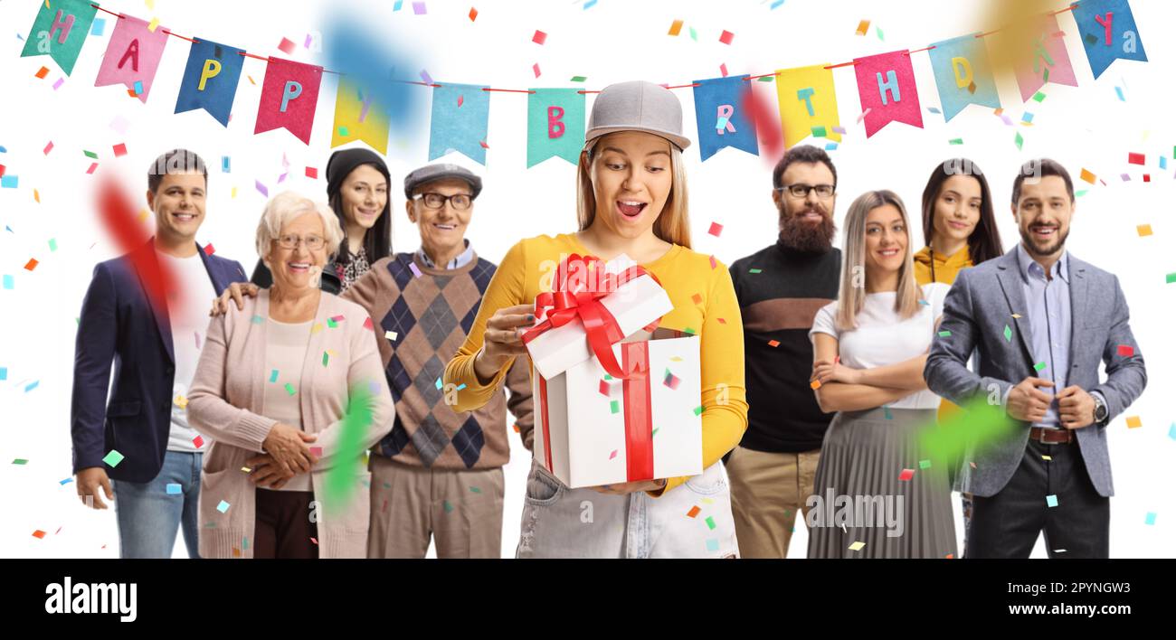 Weibliche Teenagerin eröffnet ein Geburtstagsgeschenk und Leute versammelten sich auf einer Überraschungsparty isoliert auf weißem Hintergrund Stockfoto
