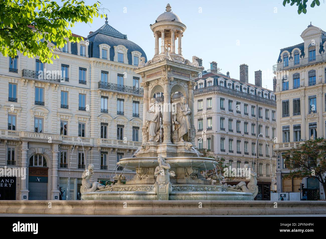 Frankreich, Lyon, 2023-05-03. Der Brunnen des Place des jacobins mit seinen Skulpturen und Wasserstrahlen. Stockfoto