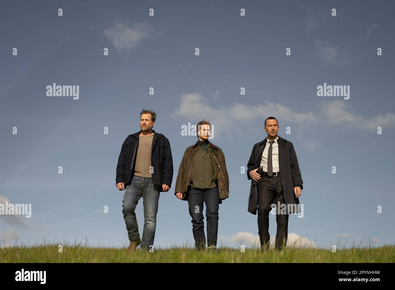 Norden, Deutschland. 03. Mai 2023. Die Schauspieler Christian Erdmann (l-r), Picco von Groote und Barnaby Metschurat stehen auf dem Deich während einer Nachstellung einer Filmszene während eines exklusiven Fototermins als Teil der Dreharbeiten für die ZDF-Serie „Ostfrieslandkrimi“. Kredit: Mohssen Assanimoghaddam/dpa/Alamy Live News Stockfoto