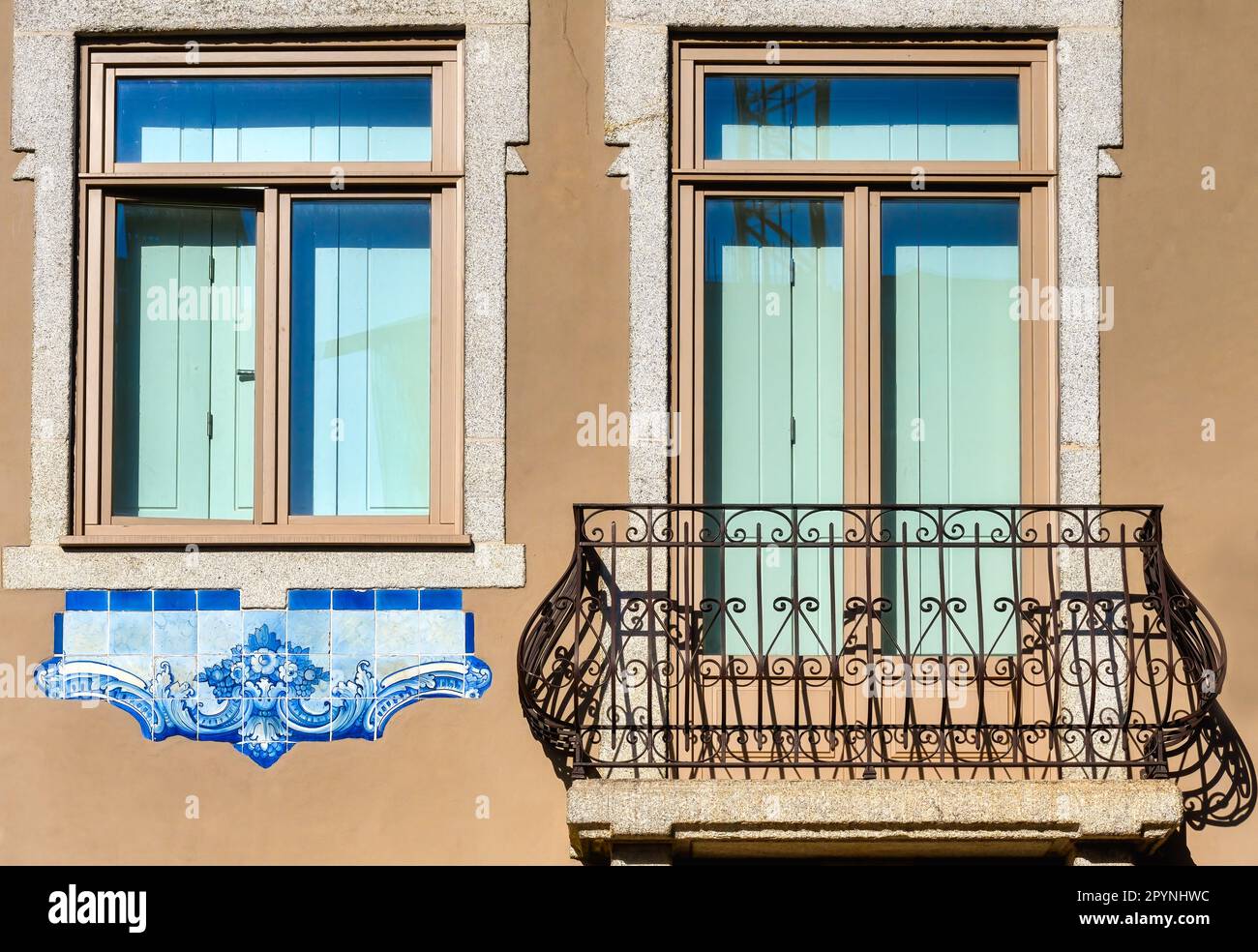 Details in einer Fassade mit Fenster, Balkon und Fliesendekoration, Porto, Portugal. Stockfoto