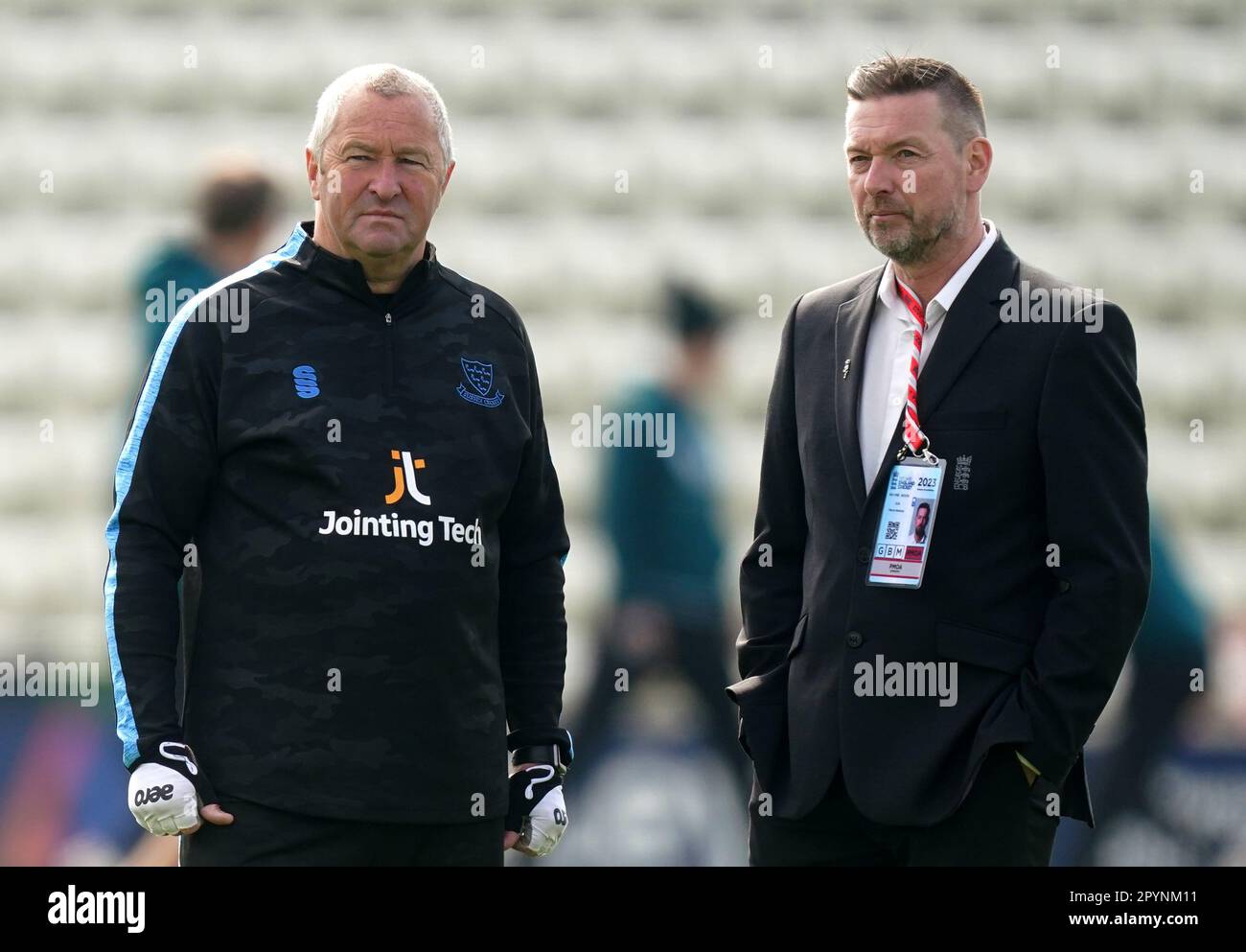 Sussex Head Coach Paul Farbrace (links) und ECB Cricket Liaison Officer Wayne mittags vor dem ersten Tag des LV= Insurance County Championship-Spiels in New Road, Worcester. Foto: Donnerstag, 4. Mai 2023. Stockfoto