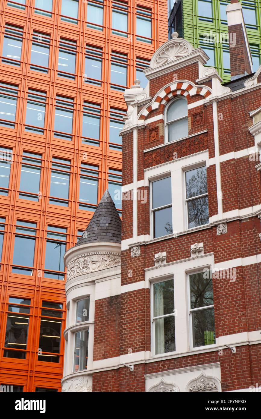 In der Shaftesbury Avenue, London, kontrastieren die neuen Bürogebäude von Central St Giles, einschließlich der Büros von Google, stilvoll mit einem älteren Gebäude. Stockfoto