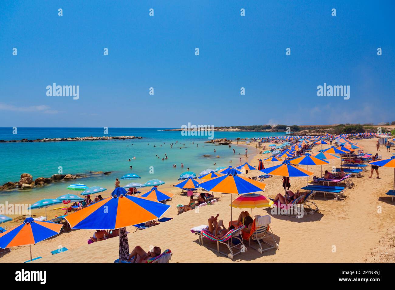 Wunderschöner Strand Coral Bay in der Nähe von Paphos, Zypern Stockfoto