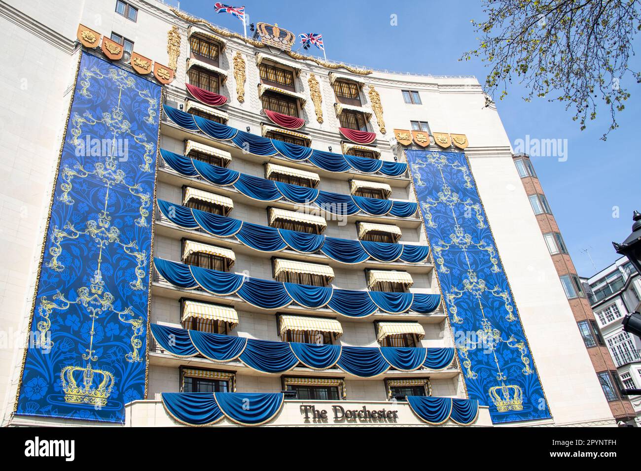 London, Großbritannien. 04. Mai 2023. Das Dorchester Hotel, das zahlreiche hochrangige Beamte zu den Festlichkeiten beherbergt, ist voll auf den Krönungstag vorbereitet. Kredit: Sinai Noor/Alamy Live News Stockfoto