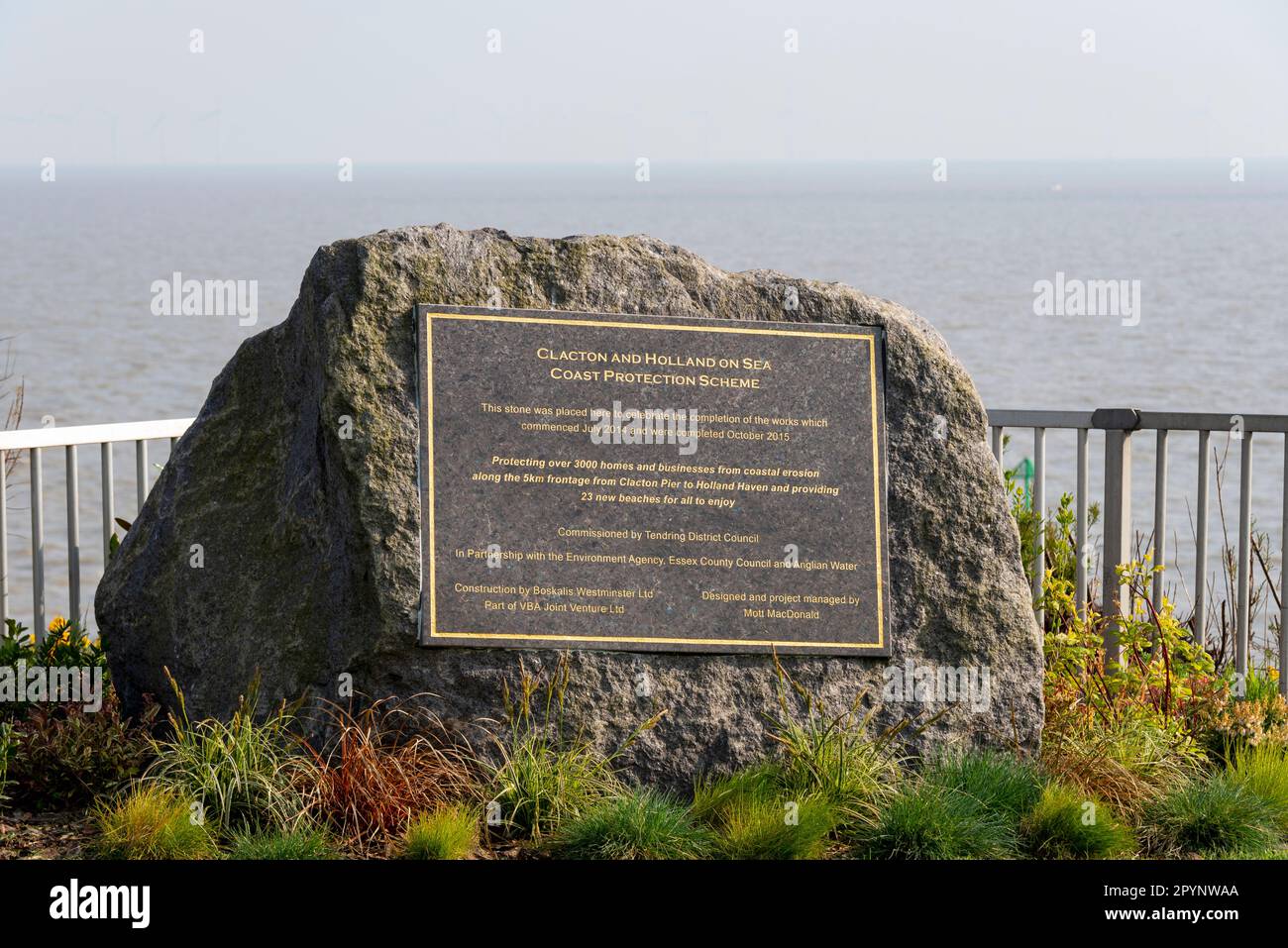 Markierungsstein des Küstenschutzprogramms auf Klippen über der Küste von Clacton on Sea, Essex, Großbritannien. Clacton an Holland über das Programm zum Schutz der Seeküste Stockfoto