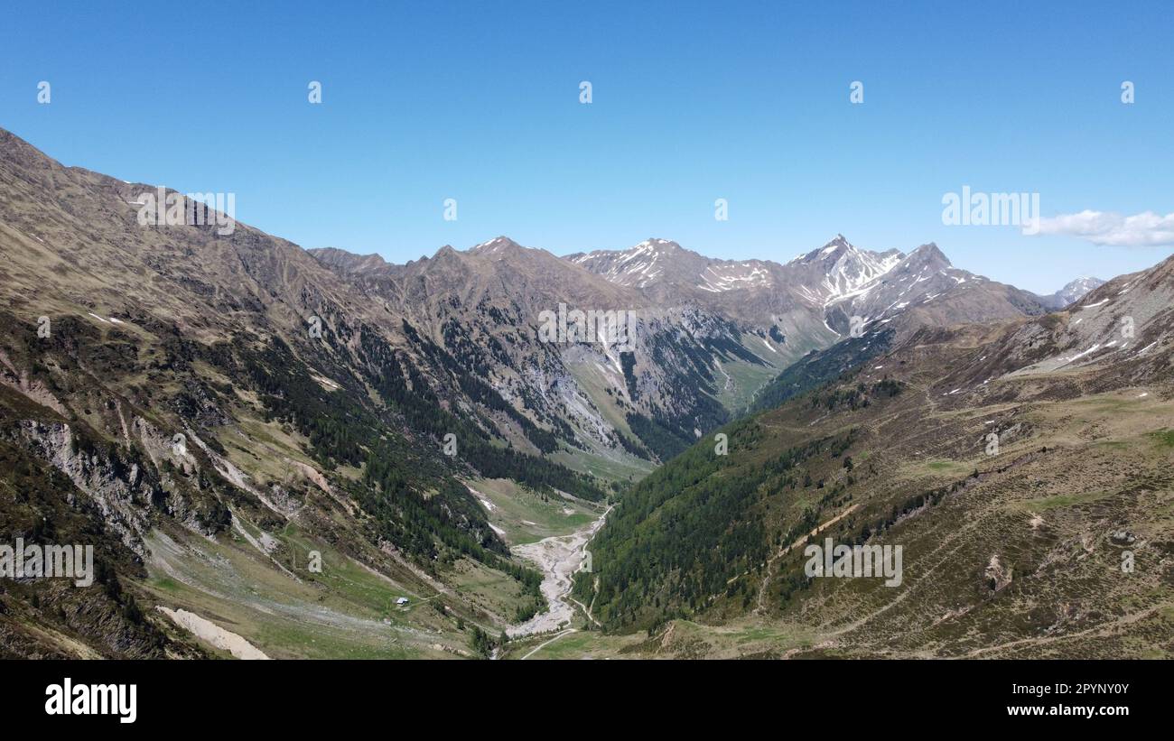 Eine ruhige Landschaft mit Gebirgskämmen, Tälern und wolkengefüllten Himmel in einer friedlichen natürlichen Umgebung. Stockfoto