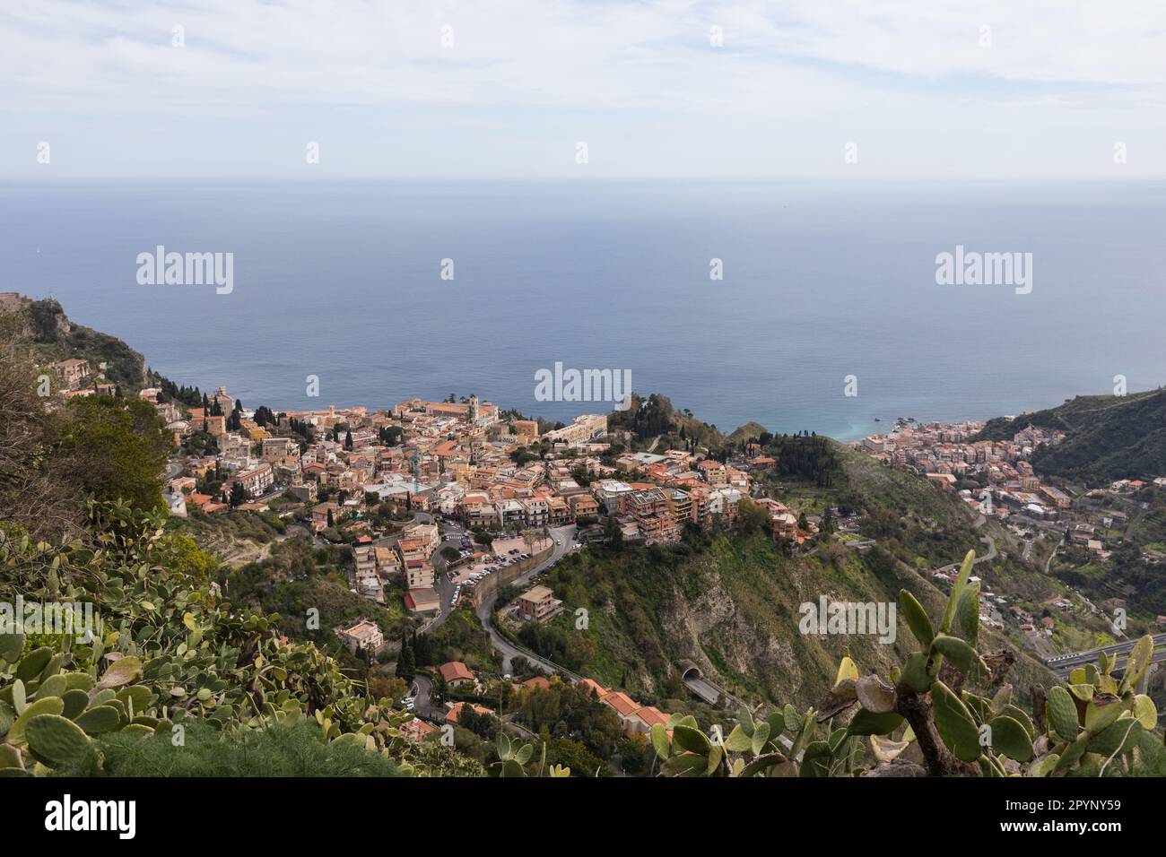 Taormina Stadt auf einem felsigen Hügel mit Blick auf das Ionische Meer Stockfoto