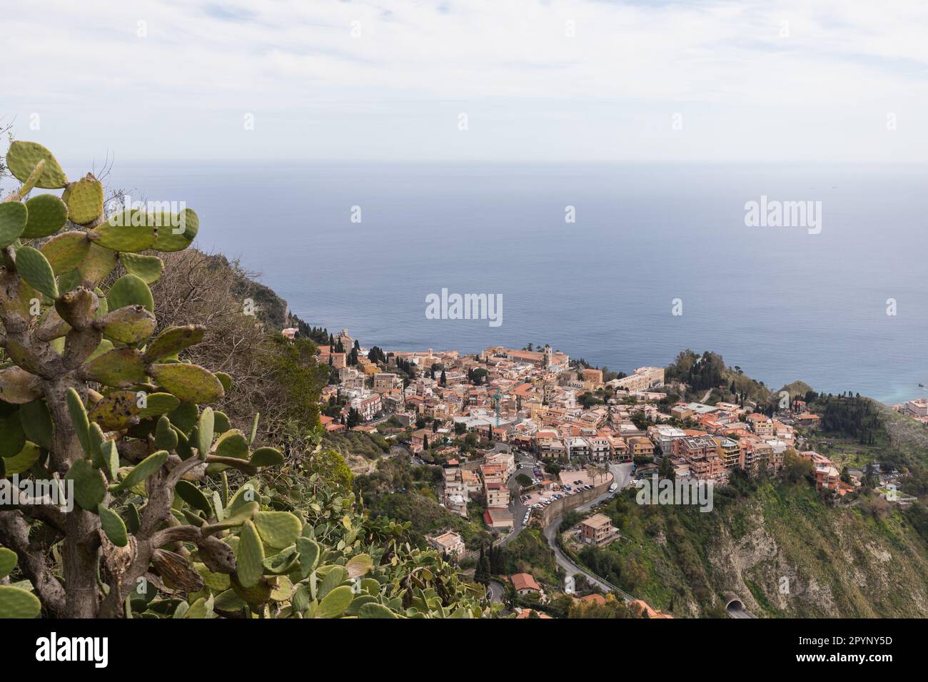 Taormina Stadt auf einem felsigen Hügel mit Blick auf das Ionische Meer Stockfoto