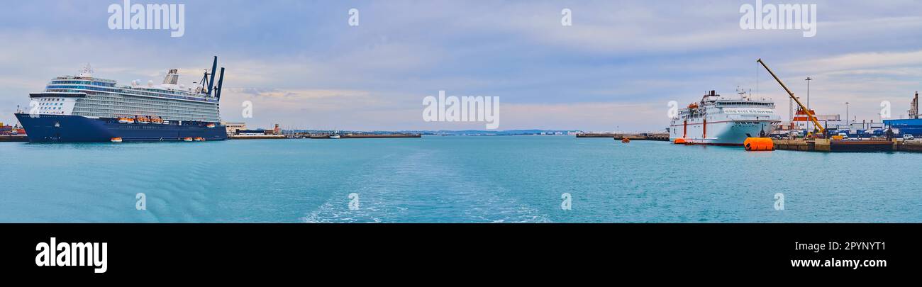 Panoramablick auf den Hafen von Cadiz mit festgemachten modernen Kreuzfahrtschiffen und Gebäuden der Altstadt von Cadiz, Spanien Stockfoto