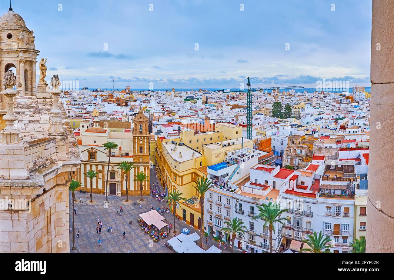 Das alte Wohnhaus von Cadiz vom Glockenturm der Kathedrale, die Küste ist im Hintergrund zu sehen, Costa de la Luz, Spanien Stockfoto