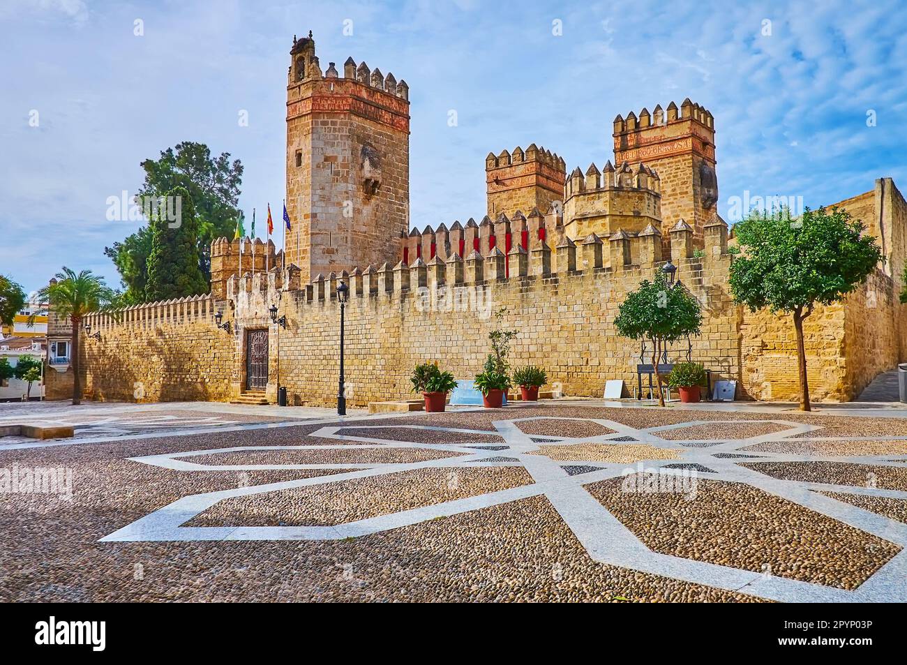 Plaza Alfonso X verfügt über das beliebteste Wahrzeichen der Stadt - Schloss San Marcos, El Puerto, Spanien Stockfoto