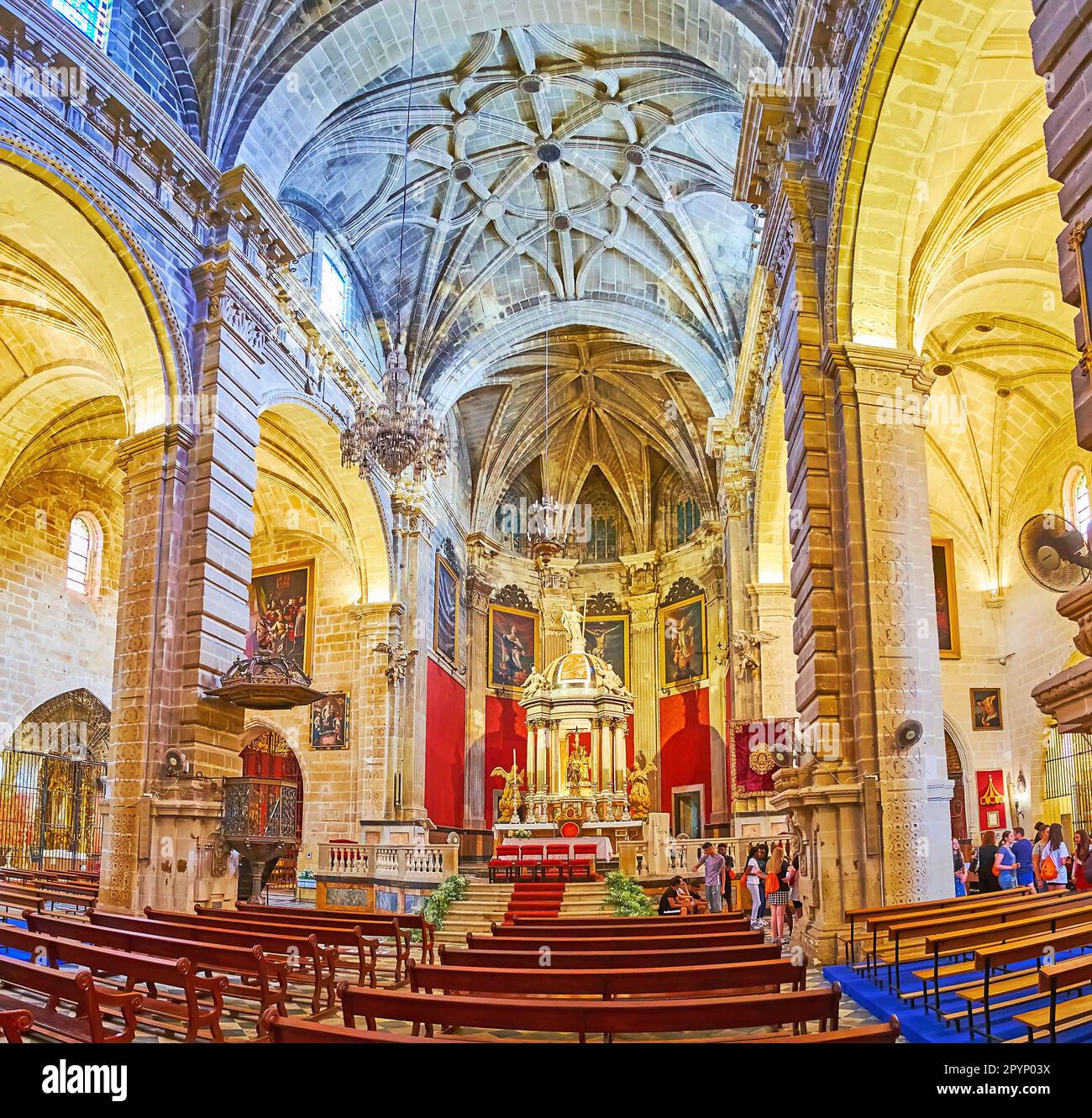 EL PUERTO, SPANIEN - 21. SEPTEMBER 2019: Die mittelalterliche Gebetshalle der Großen Priorischen Kirche mit prunkvoller Capilla Mayor, geschnitzten Säulen und Rippgewölbedecke, o Stockfoto