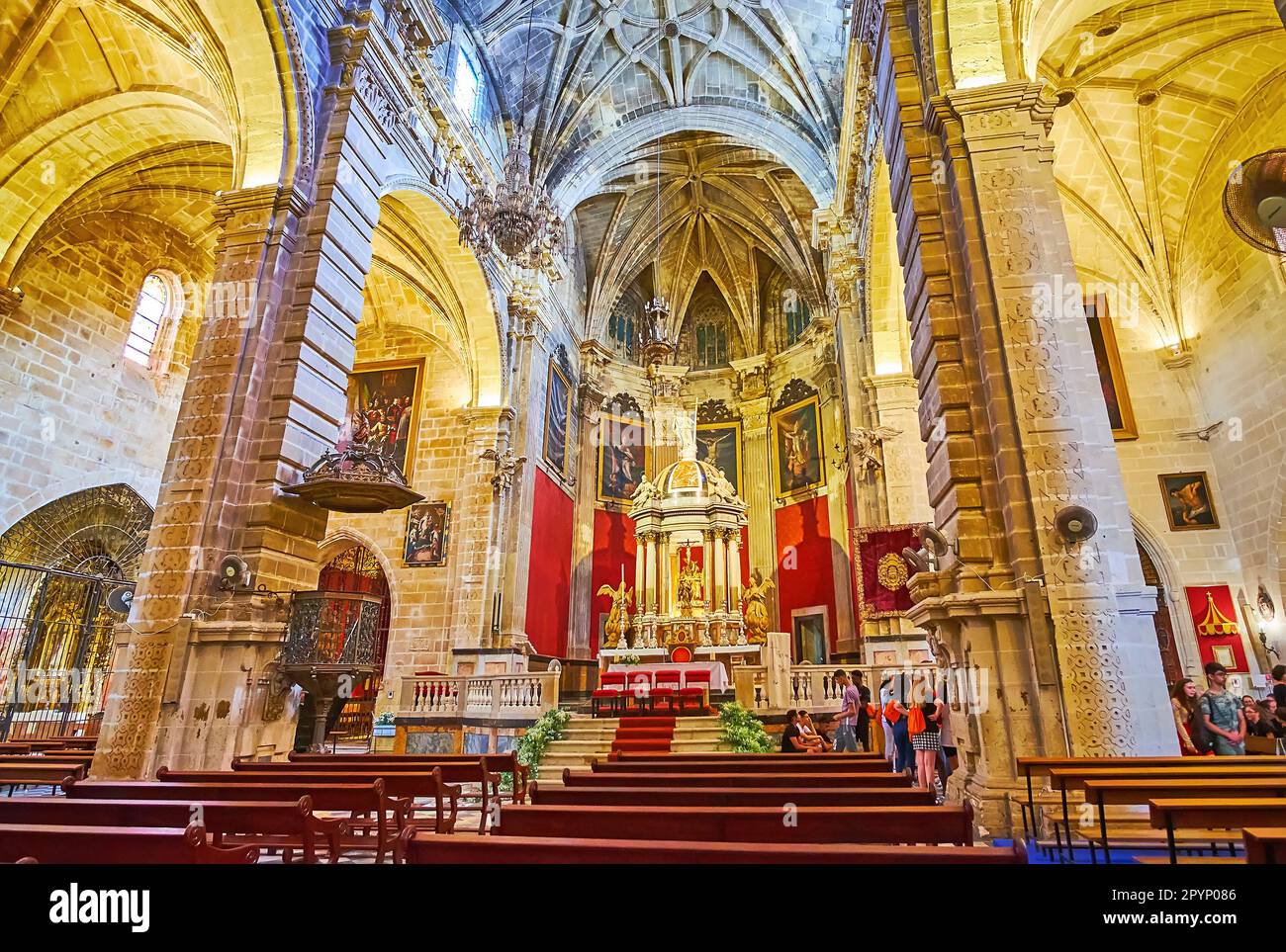 EL PUERTO, SPANIEN - 21. SEPTEMBER 2019: Das mittelalterliche Steininnere der Great Priory Kirche mit der wunderschönen Capilla Mayor, dekoriert mit geschnitztem Altarpi aus Stein Stockfoto