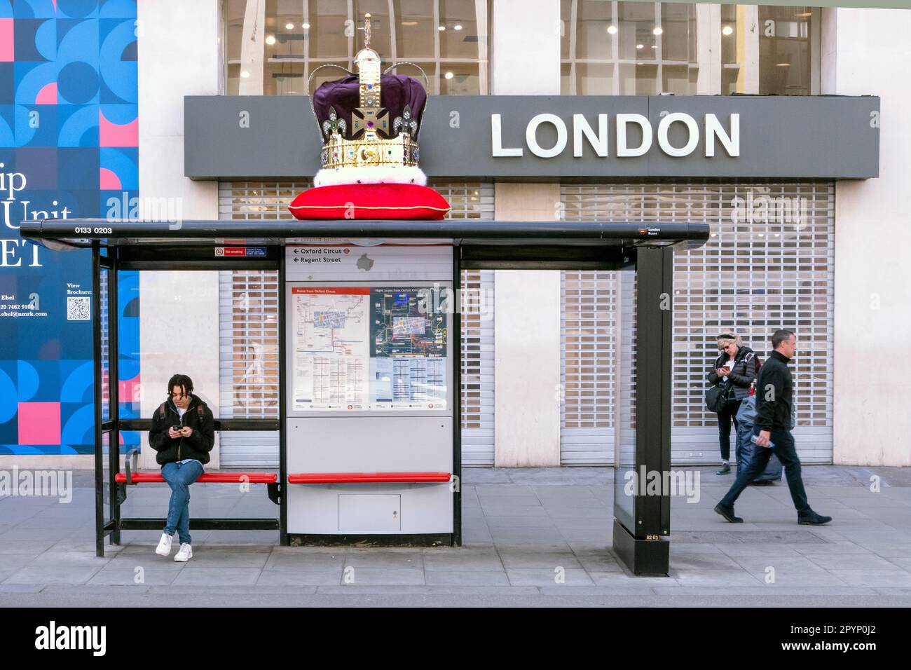 Londoner Bushaltestelle mit Kronendekoration Stockfoto