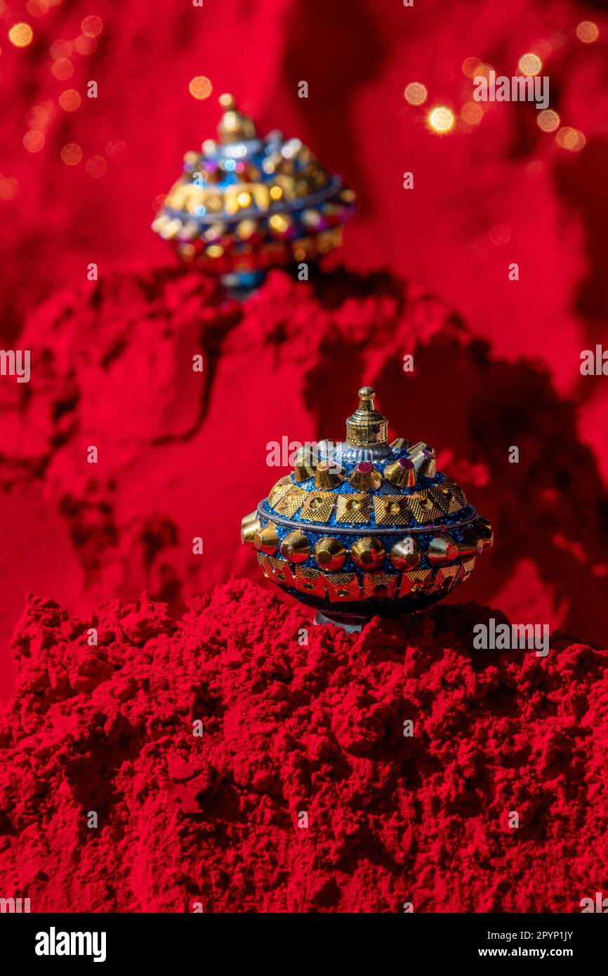 Red Gulal Powder zum Verkauf in Pushkar, Rajasthan, Indien Stockfoto