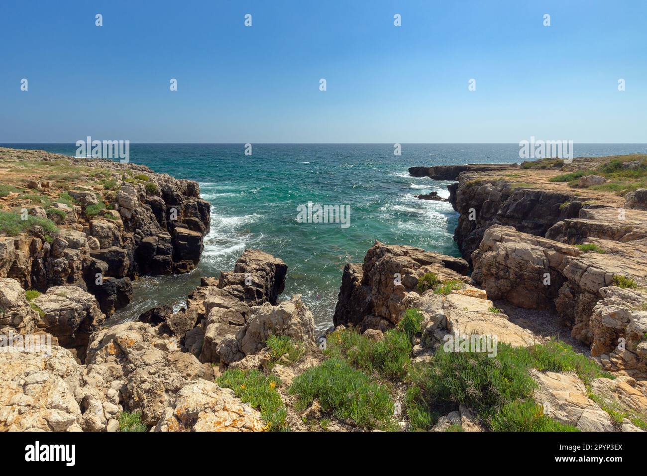 La costa rocciosa di Punta Pizzo a Lecce in Apulien Stockfoto