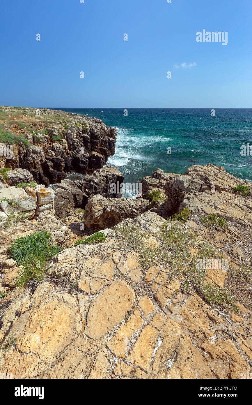 La costa rocciosa di Punta Pizzo a Lecce in Apulien Stockfoto