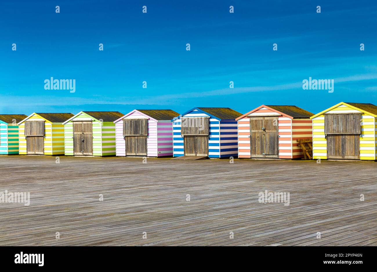 Pastellfarbene Strandhütten am Hastings Pier, Hastings, England, Großbritannien Stockfoto