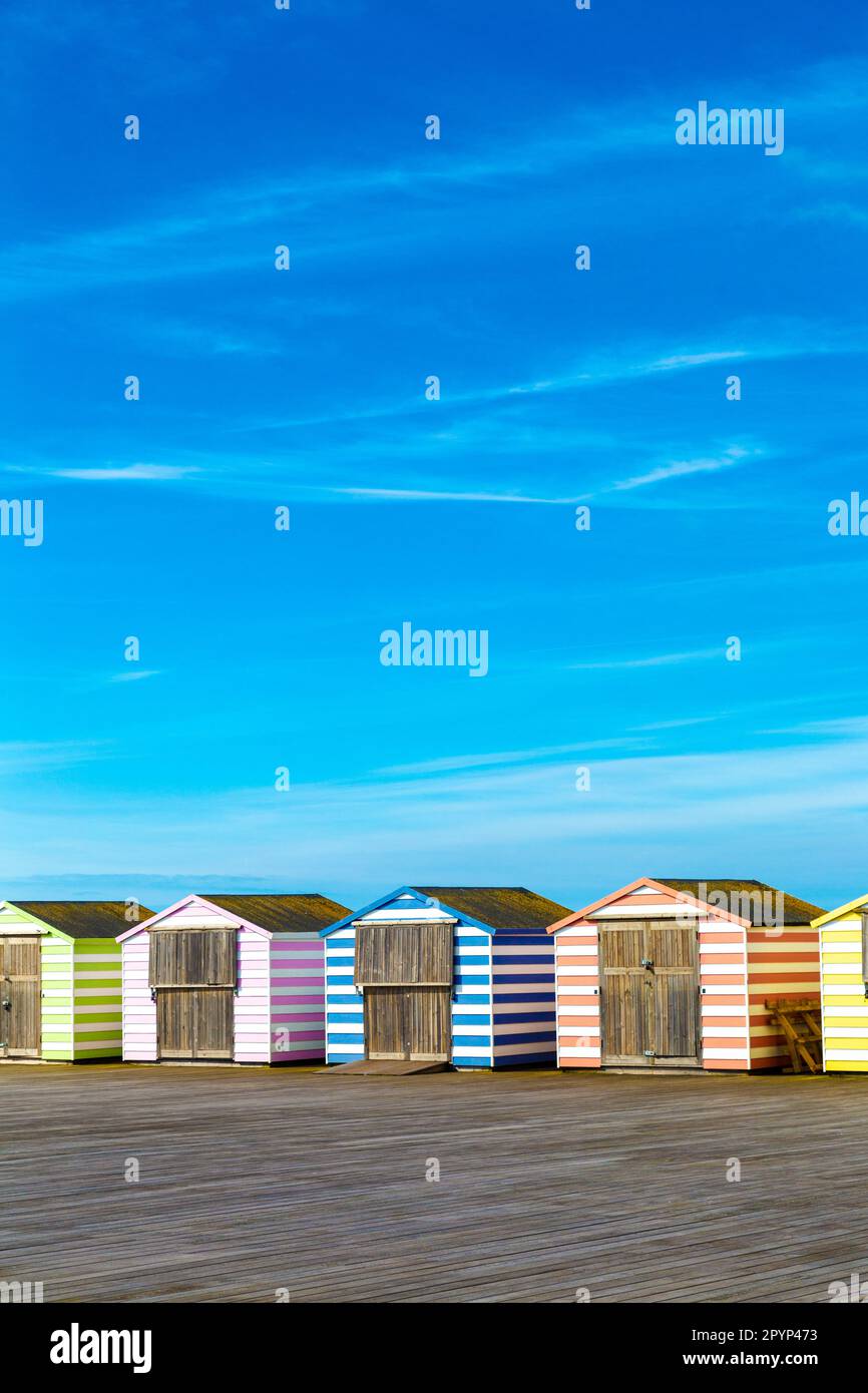 Pastellfarbene Strandhütten am Hastings Pier, Hastings, England, Großbritannien Stockfoto