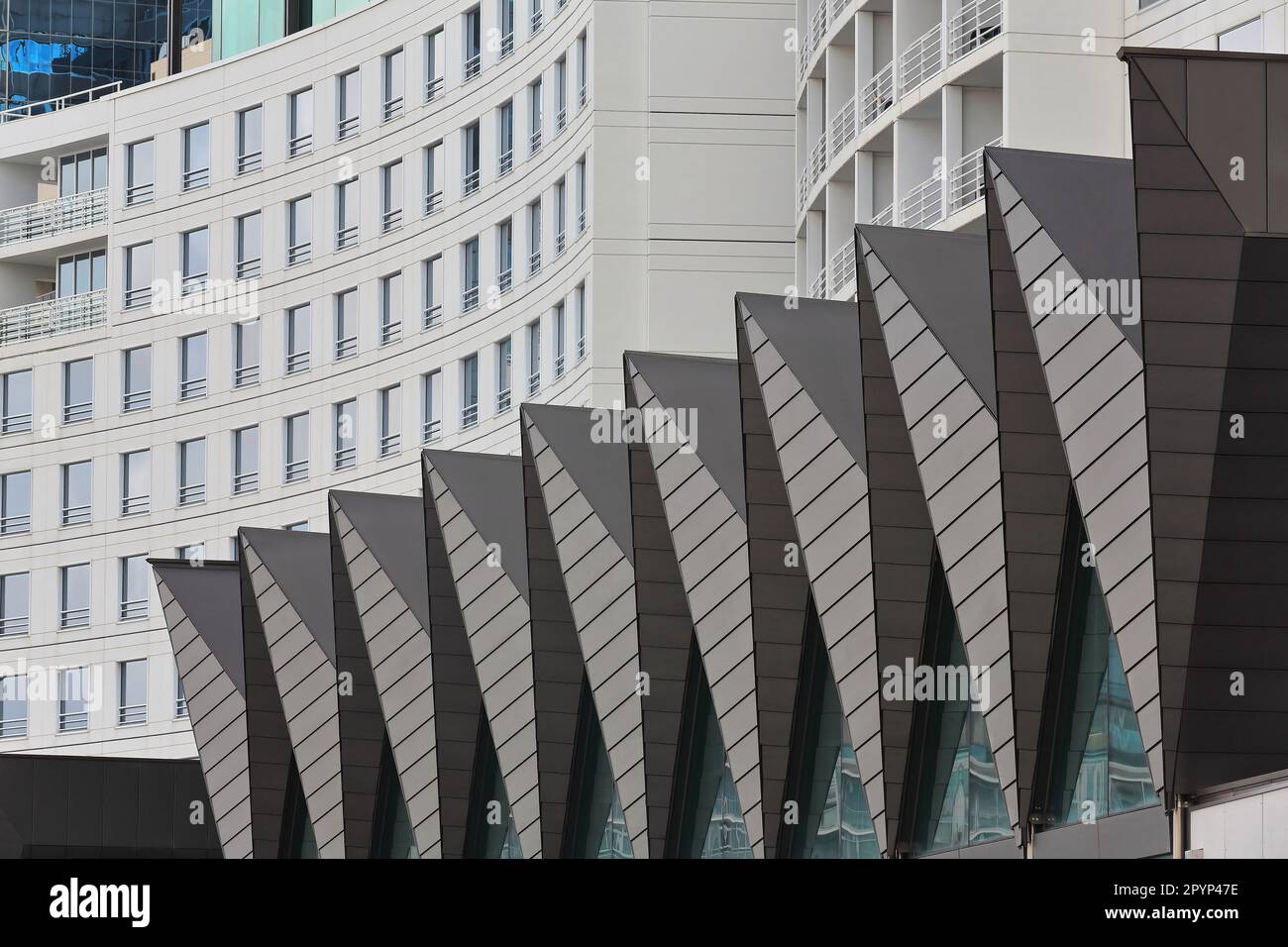 624 Weiße Fassaden und spitze Dächer moderner Gebäude auf der Wheat Road mit Blick auf Darling Harbour. Sydney-Australien. Stockfoto