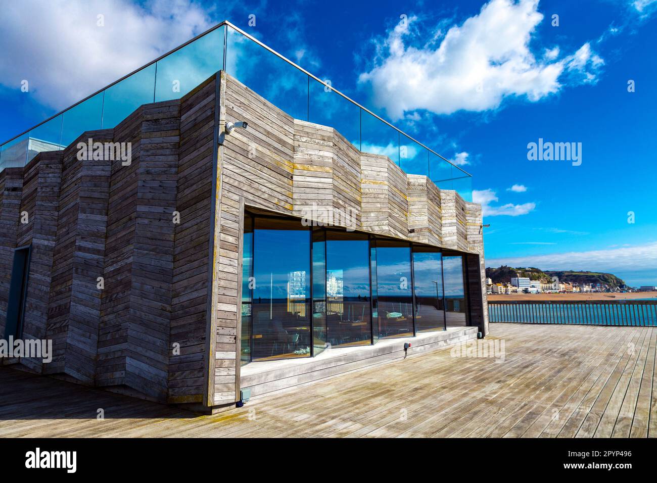 Holzpavillon/altes Besucherzentrum, jetzt La Belle Vue Restaurant am Hastings Pier, Hastings, East Sussex, England, Großbritannien Stockfoto
