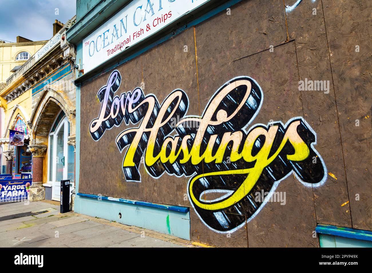 „Love Hastings“-Graffiti an der White Rock Hastings Waterfront, Hastings, England, Großbritannien Stockfoto