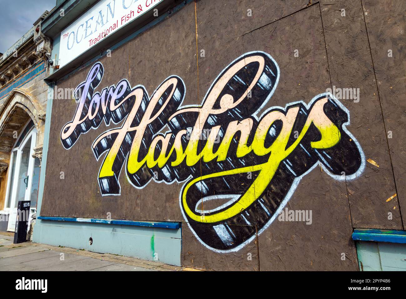 „Love Hastings“-Graffiti an der White Rock Hastings Waterfront, Hastings, England, Großbritannien Stockfoto