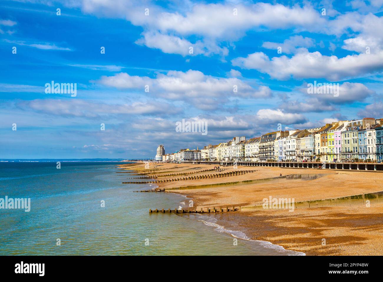Blick auf St. Leonards am Sea Beach von Hasings Pier, Hastings, East Sussex, Großbritannien Stockfoto