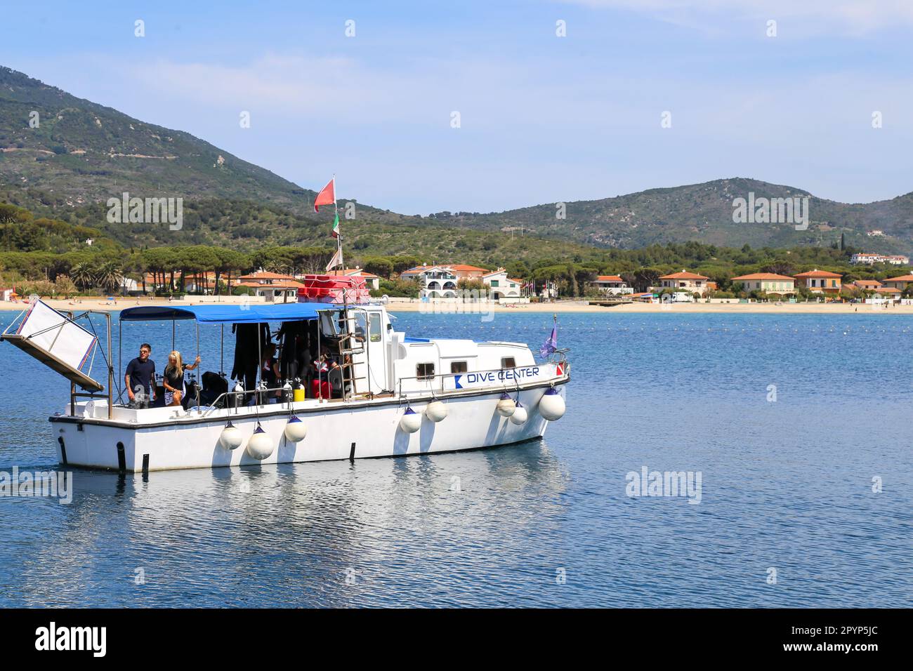 Elba Island, Italien - 24. Mai 2017: Ein Tauchboot, bereit für den Sommertag, mit Tauchern, die die Ausrüstung in einer Bucht vorbereiten. Stockfoto