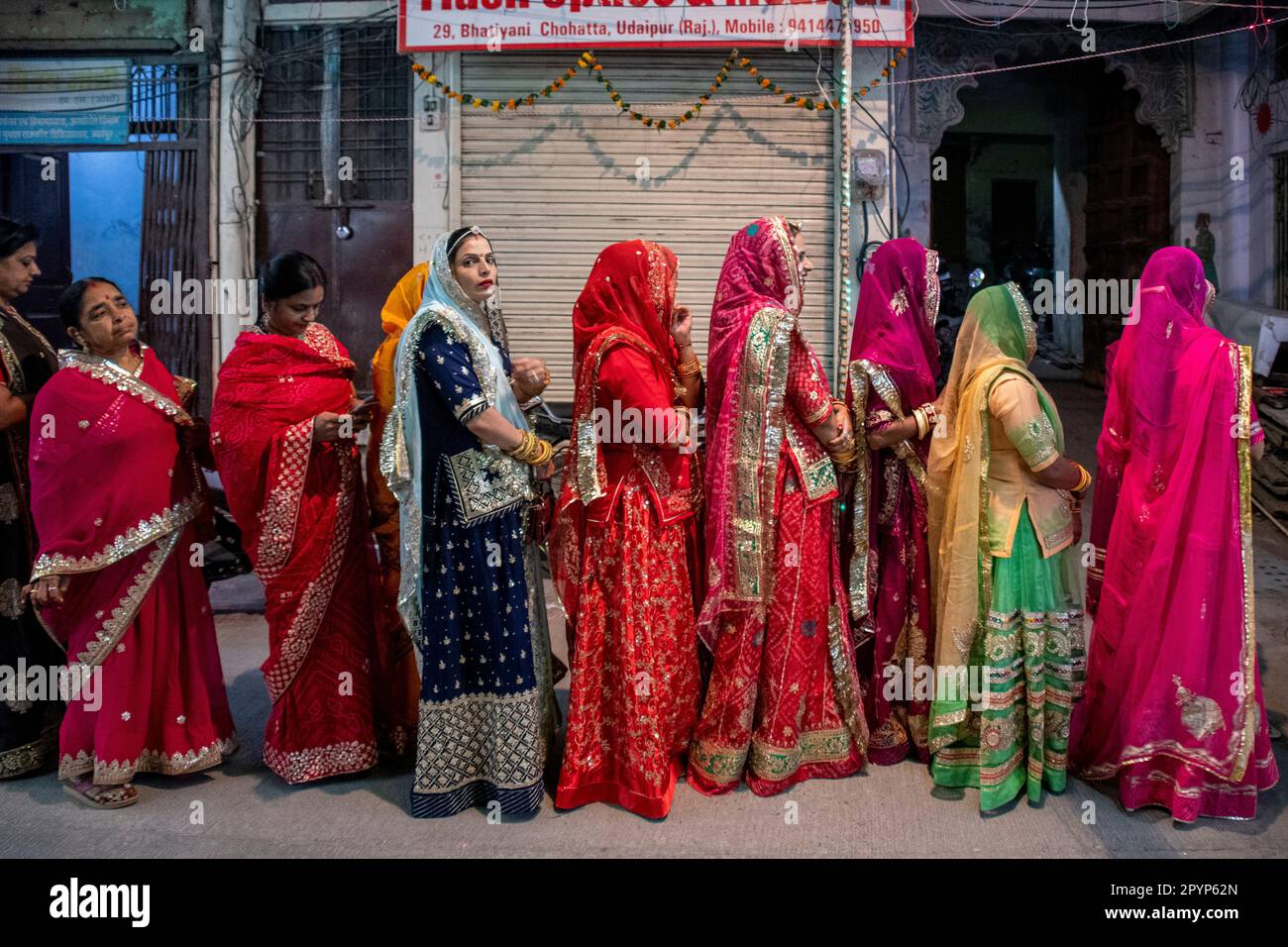 Frauen stehen während des Diwali in Udaipur, Rajasthan, Indien, in der Warteschlange, um einen Tempel zu besuchen Stockfoto