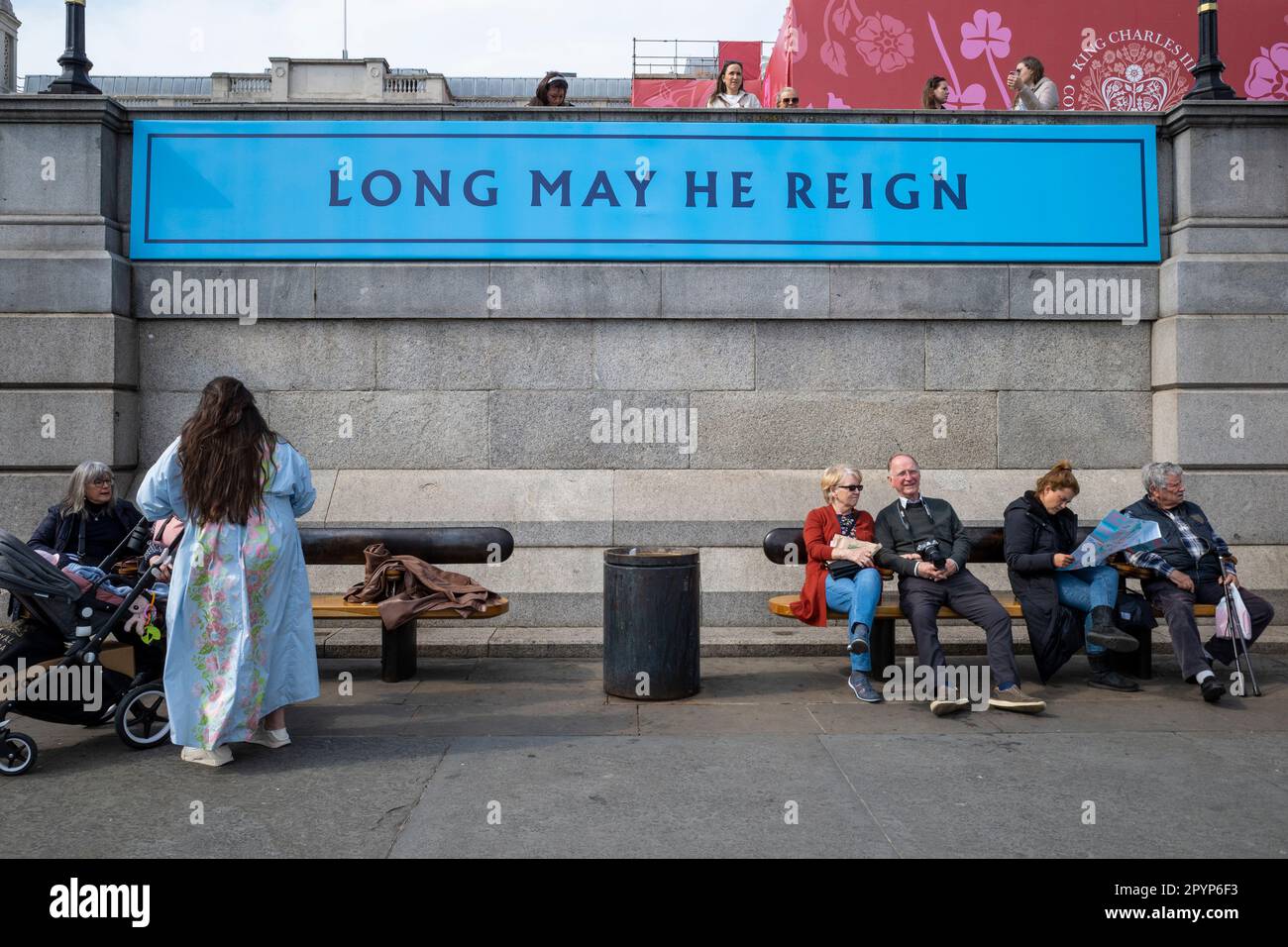 London, Großbritannien. 4. Mai 2023 Lang Mai regiert er die Beschilderung auf dem Trafalgar Square, gewidmet König Karl vor der Krönung von König Karl III. Und Königin Camilla am 6. Mai. Kredit: Stephen Chung / Alamy Live News Stockfoto