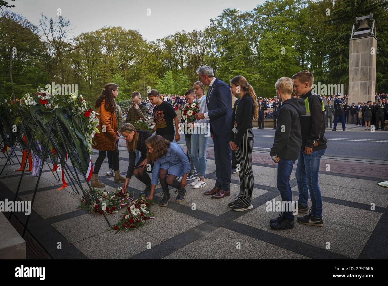 RHENEN - 04./05./2023 legten Rhenener Schulkinder zusammen mit dem Bürgermeister einen Kranz während des Nationalfeiertages der militärischen Erinnerung auf dem Militärfeld von Honor Grebbeberg. ANP VINCENT JANNINK niederlande raus - belgien raus Stockfoto