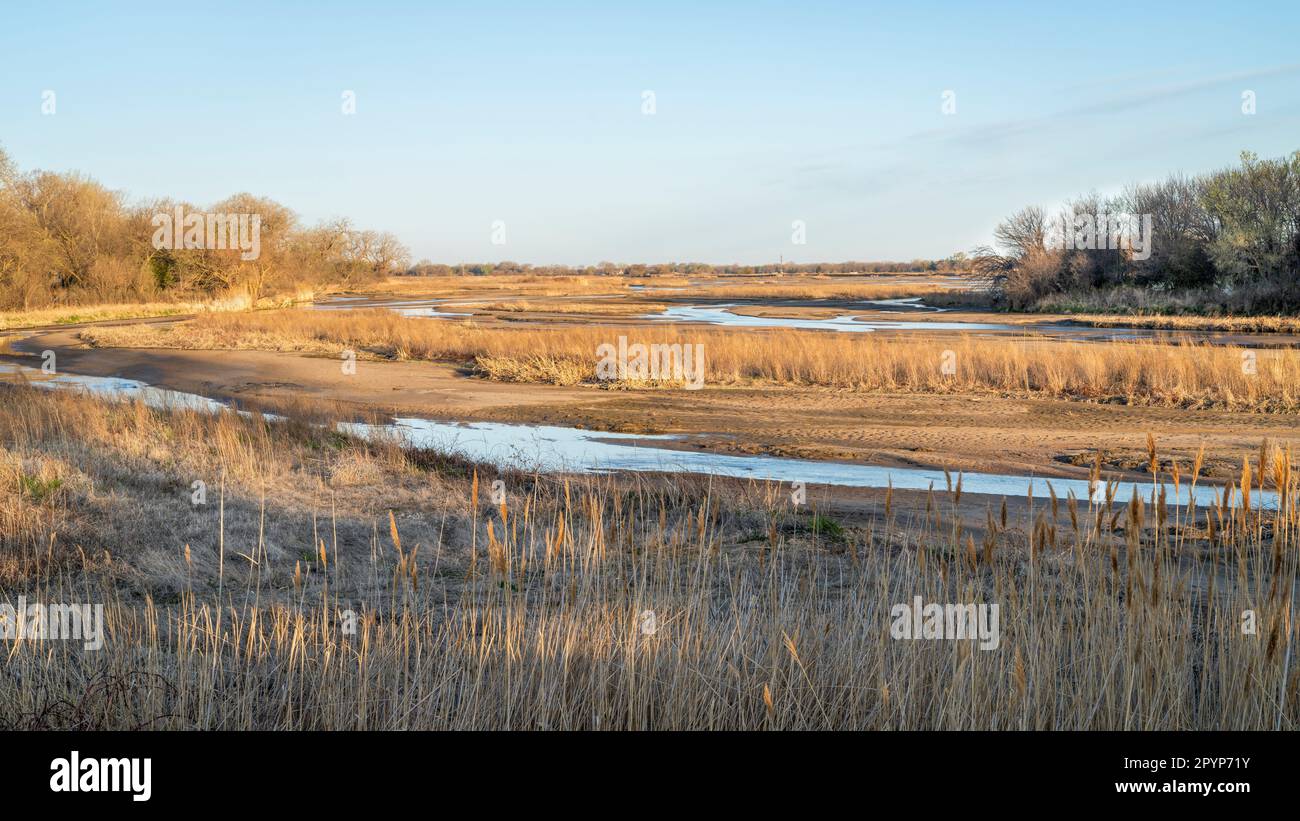 Sonnenaufgang im Frühling über dem breiten und flachen Platte River in der Nähe von Kearney, Nebraska Stockfoto