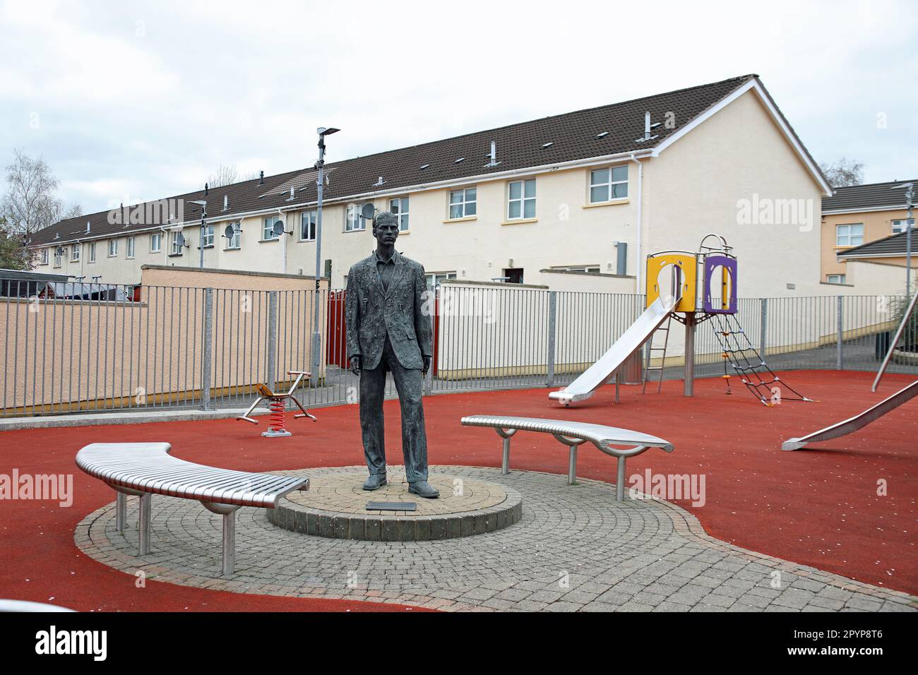 Die symbolische Statue des Lehrlingsengels auf einem Kinderspielplatz im Brunnenanwesen von Derry Stockfoto