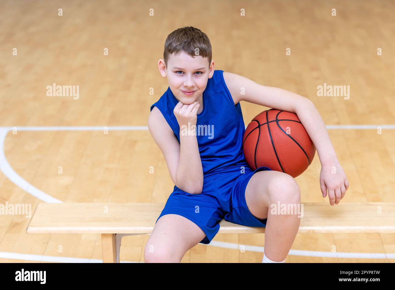 Ein Basketballspieler in einer Sportstunde. Horizontales Sportposter, Grußkarten, Kopfzeilen, Website und App Stockfoto