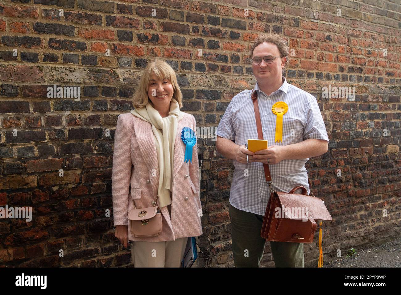 Eton, Windsor, Berkshire, Großbritannien. 4. Mai 2023. Ein Mitglied der Konservativen Partei und ein Mitglied der Liberaldemokraten am Tag der Kommunalwahlen vor der Wahlstation im Rathaus in Eton High Street, Windsor. Lib Dems hofft, mehr Stimmen bei den Kommunalwahlen in Eton und Castle zu gewinnen, in einem seit vielen Jahren sicheren konservativen Sitz. Kredit: Maureen McLean/Alamy Live News Stockfoto