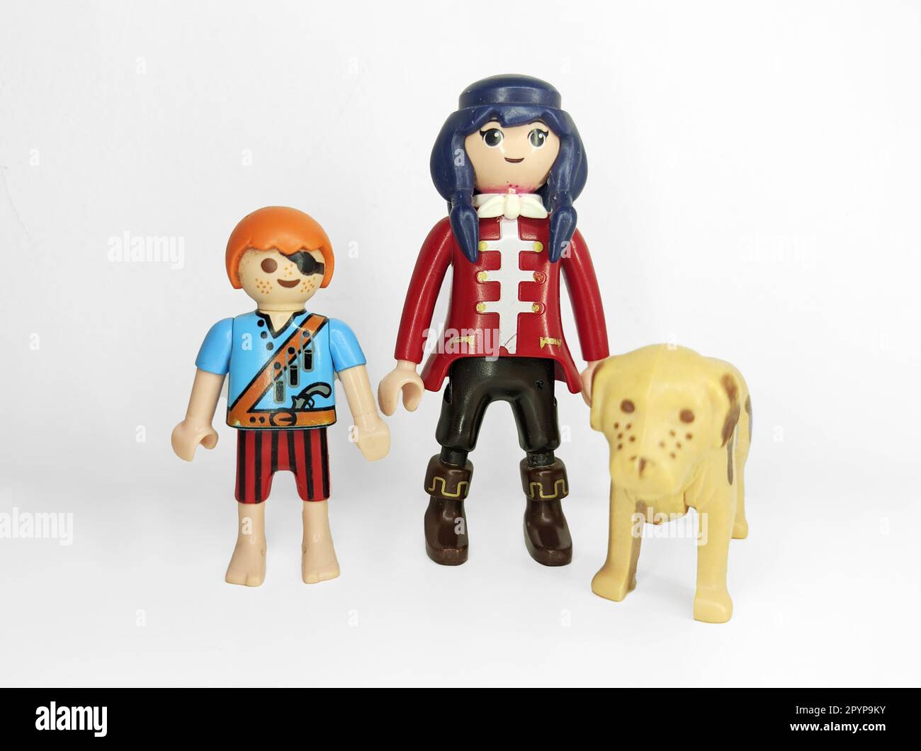 Ein männlicher Playmobil-Pirat mit einem Bandana um den Kopf und einem Schwert in der Hand, isoliert vor weißem Hintergrund Stockfoto
