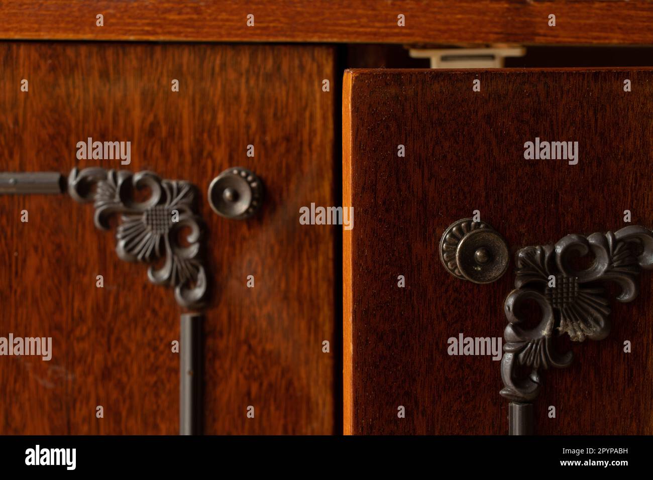 Der alte sowjetische lackierte braune Schrank als Hintergrund, Nachttischtüren Stockfoto
