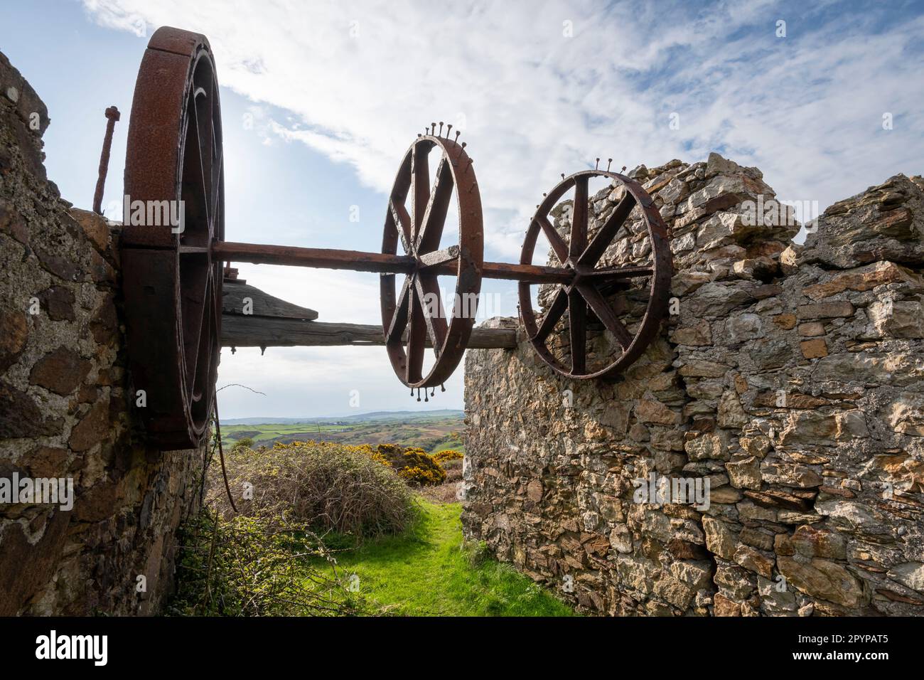Altes gewundenes Haus auf dem Hügel über den Porth Wen Ziegelwerken in der Nähe von Amlwch an der Nordküste von Anglesey, Nordwales. Stockfoto