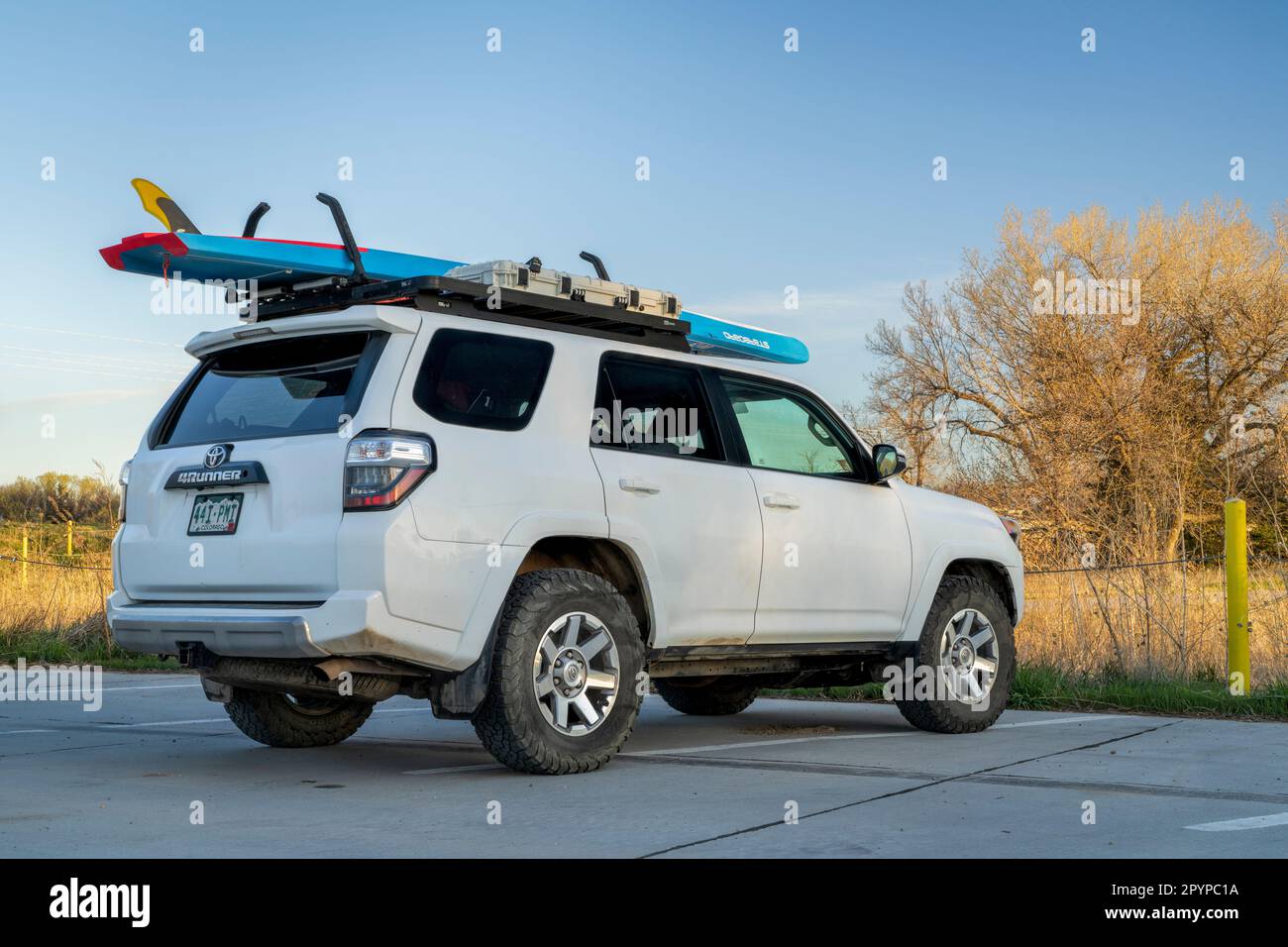 Gibbon, NE, USA 21. April 2023 Toyota 4Runner SUV mit StandUpPaddleboard (Steuerbord