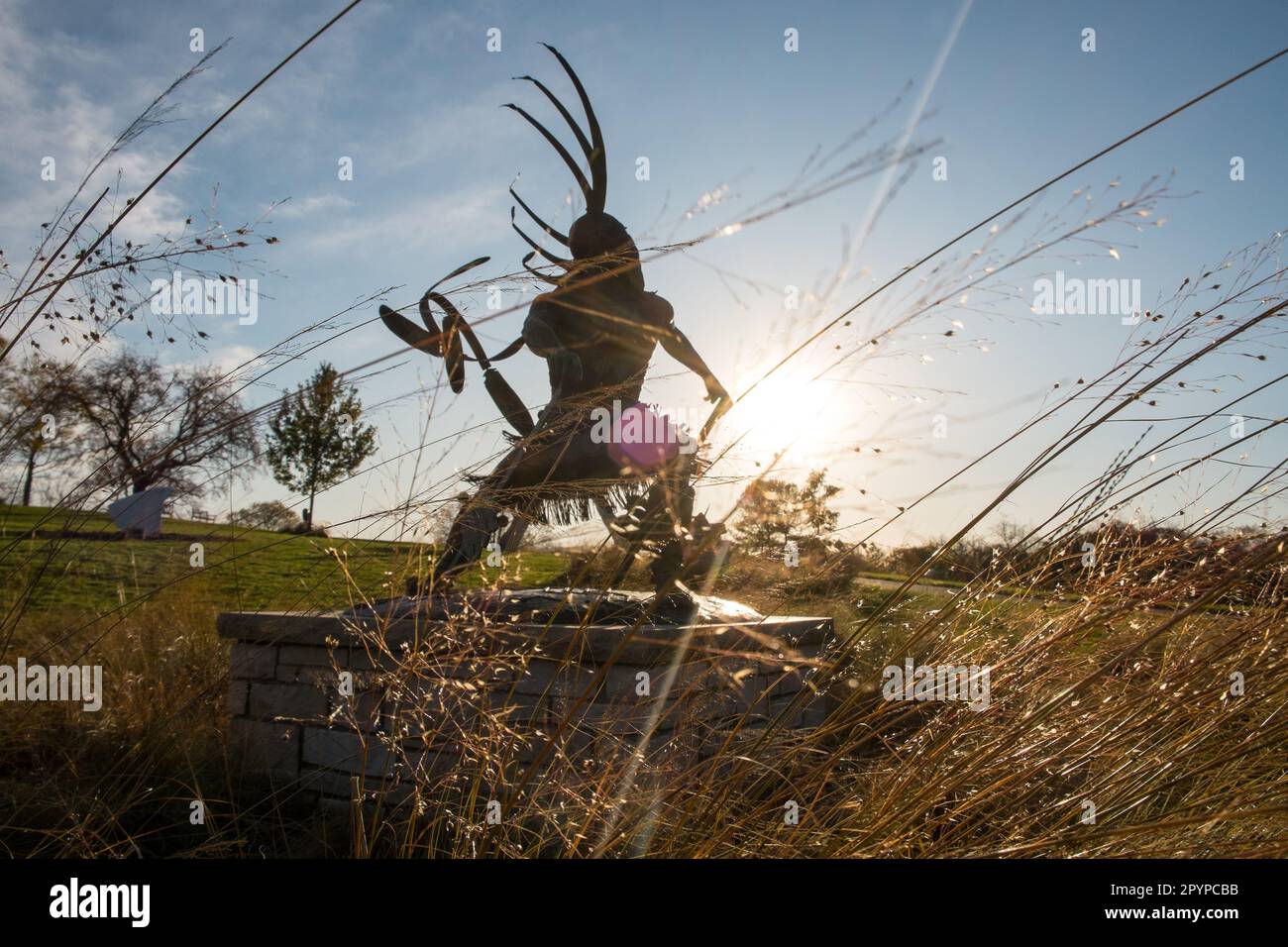 Prairie Grass und eine Skulptur der amerikanischen Ureinwohner, Minnesota Landscape Arboretum, Chaska, Minnesota, USA Stockfoto