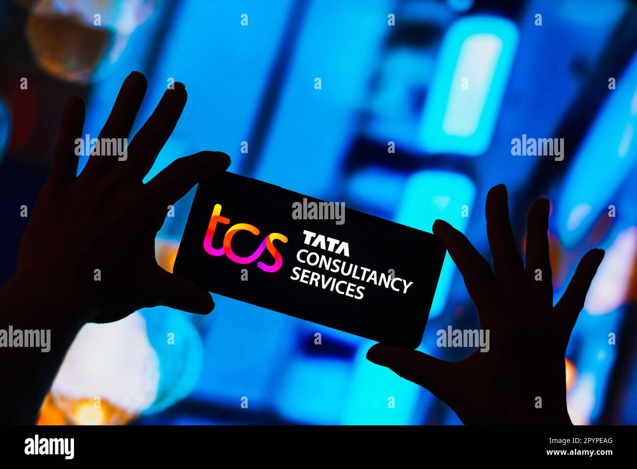 In dieser Abbildung wird das Tata Consultancy Services Limited (TCS)-Logo auf einem Smartphone-Bildschirm angezeigt. Stockfoto