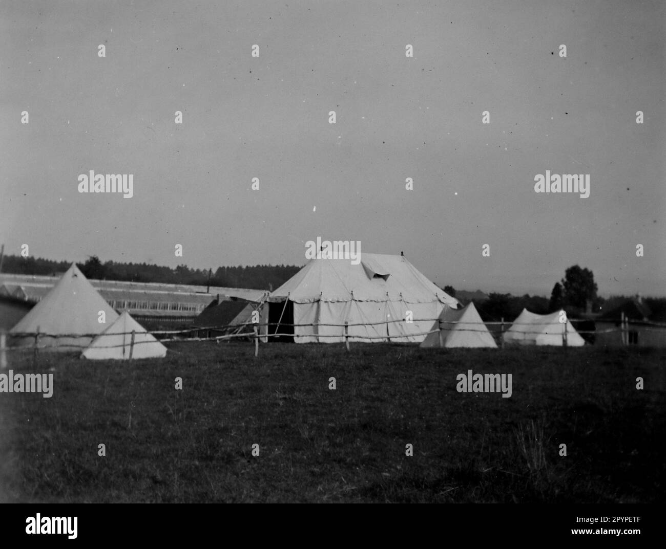 Das Festzelt und ein paar Zelte auf dem Campingplatz, c1930. Aus einem einzigartigen Fotoalbum, das von K.W. zusammengestellt wurde Parkhurst, einem Landlager in Bolney (einer landwirtschaftlichen Gemeinde), West Sussex, England, das zwischen 1928 und 1930 ein regelmäßiges Ziel für eine Gruppe junger Männer war, darunter Mr. Parkhurst. Dies geschah während der Zeit der Großen Depression. Stockfoto
