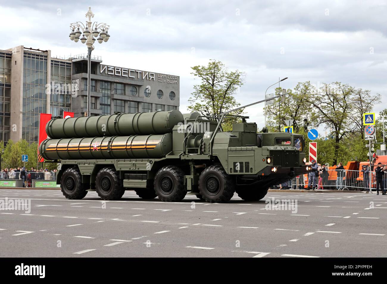 Moskau, Russland - Mai 2023: Russisches S-400-Triumph-Flugabwehrraketensystem auf der Straße Tverskaya während einer Probe der Siegesparade Stockfoto